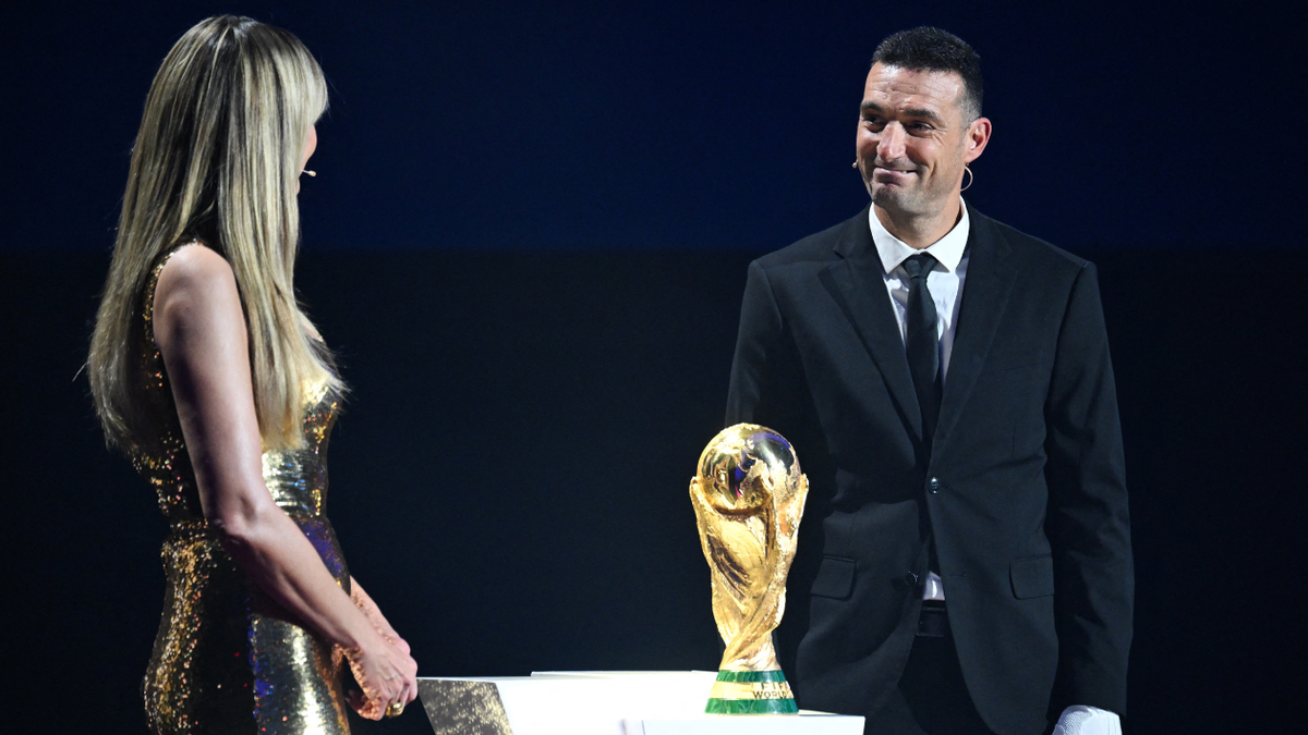 Scaloni entrega la Copa del Mundo en la ceremonia del sorteo