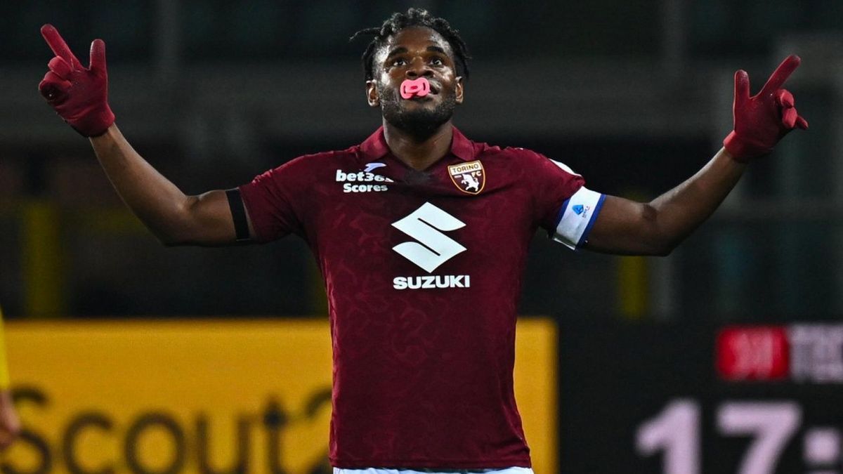 Duván Zapata celebra gol con el Torino