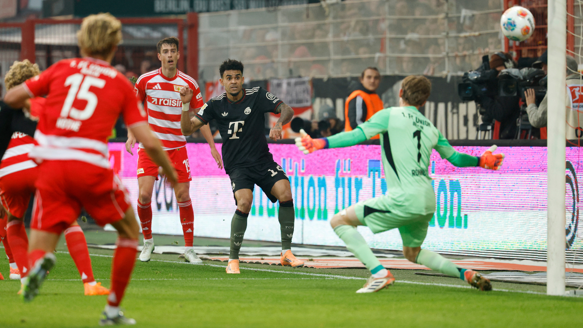 Luis Díaz en el gol que le valió para llevarse el premio