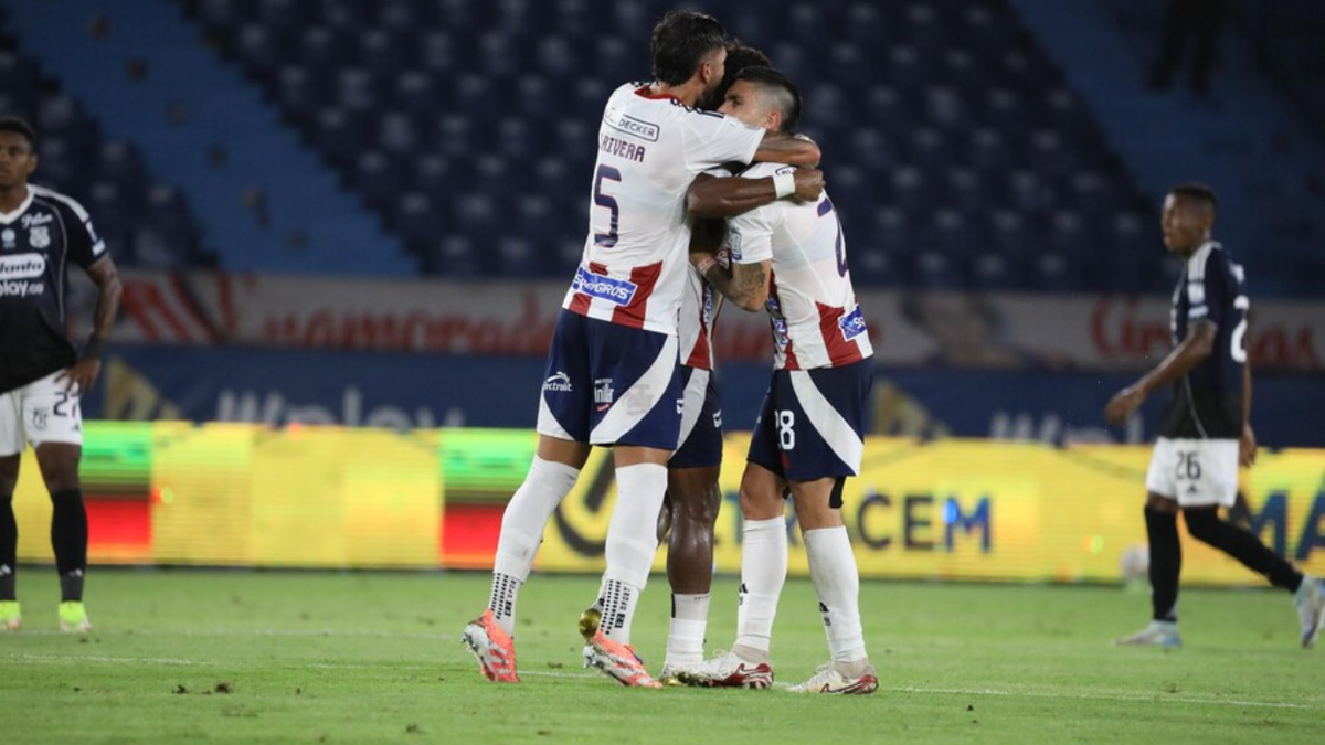 Jugadores del Junior abrazados tras el gol frente a Medellín