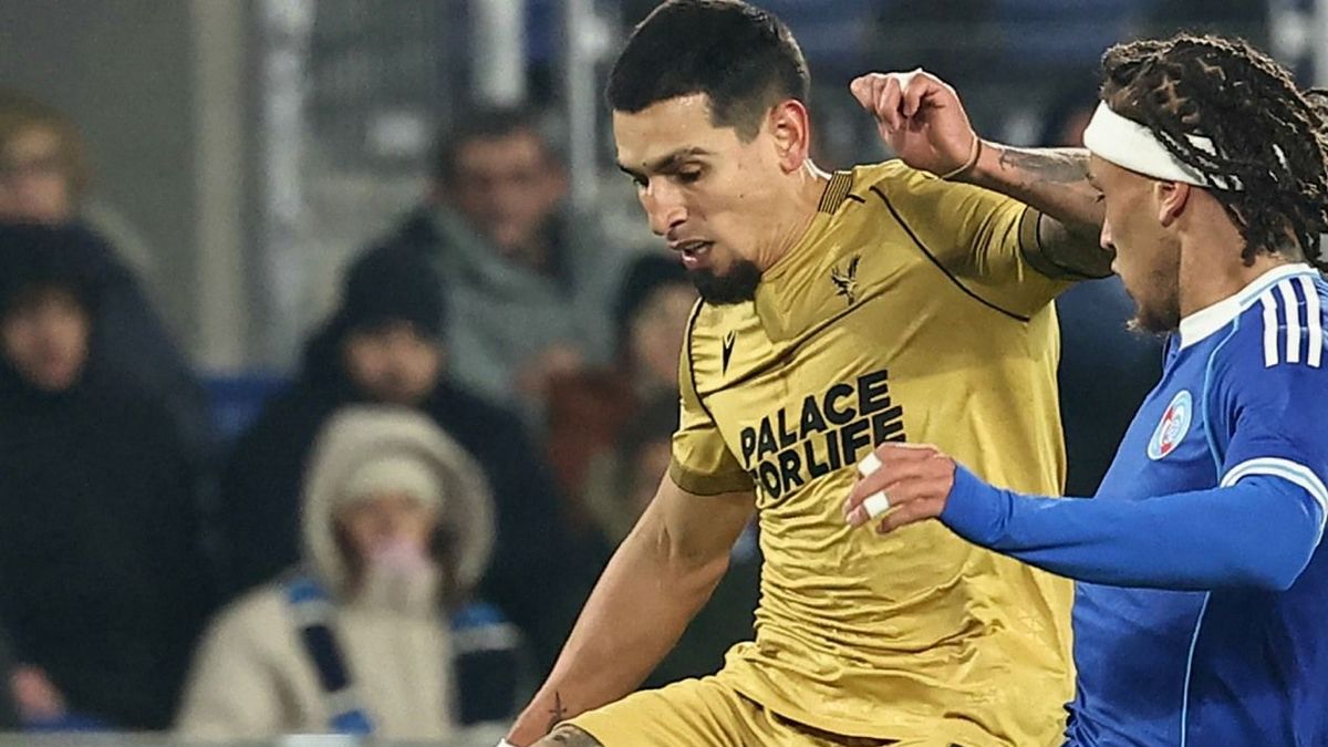 Daniel Muñoz con el Crystal Palace vs Racing de Estrasburgo