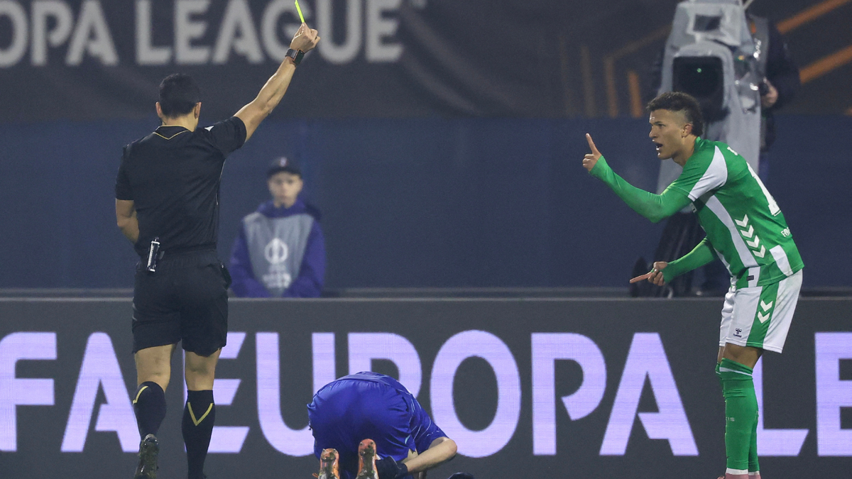 Nelson Deossa jugando Europa League con el Betis