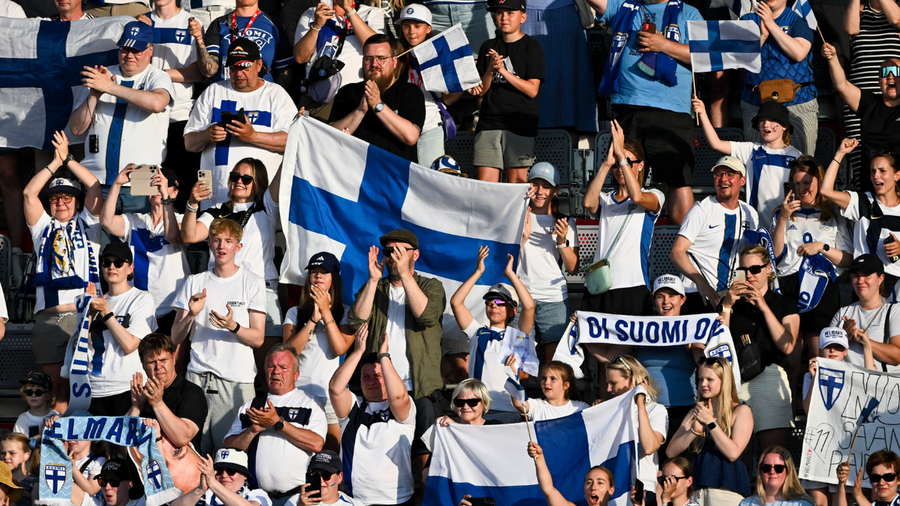 Aficionados finlandeses en el estadio