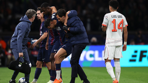 Hakimi sale lesionado tras dura entrada de Luis Díaz