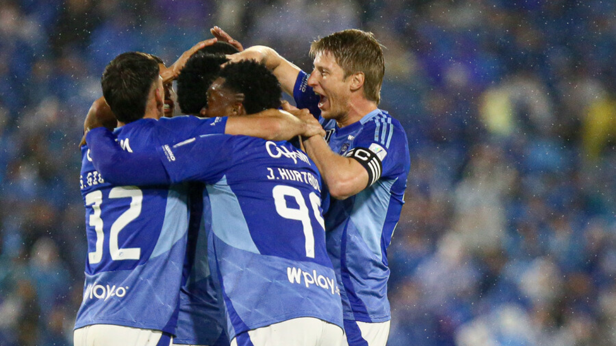 Jugadores de Millonarios celebrando un gol