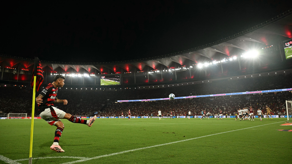 Jorge Carrascal cobrando un tiro de esquina para Flamengo