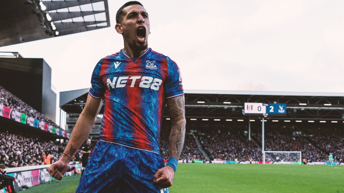 Daniel Muñoz celebrando un gol con el Crystal Palace