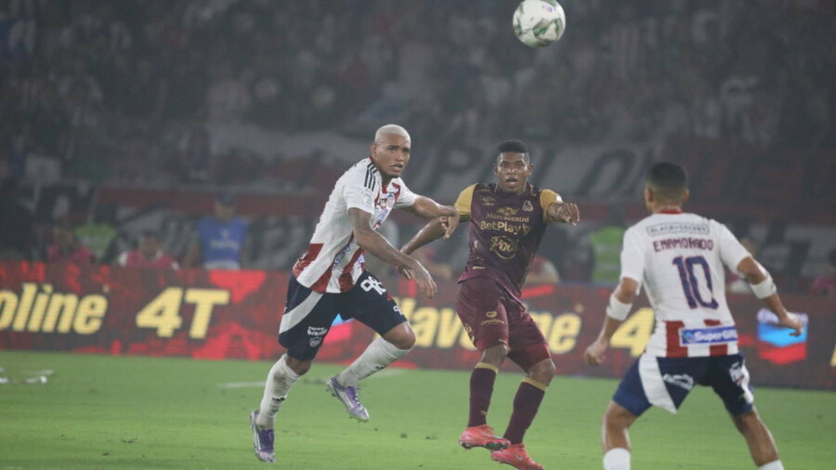 Jermain Peña disputando un balón en la final
