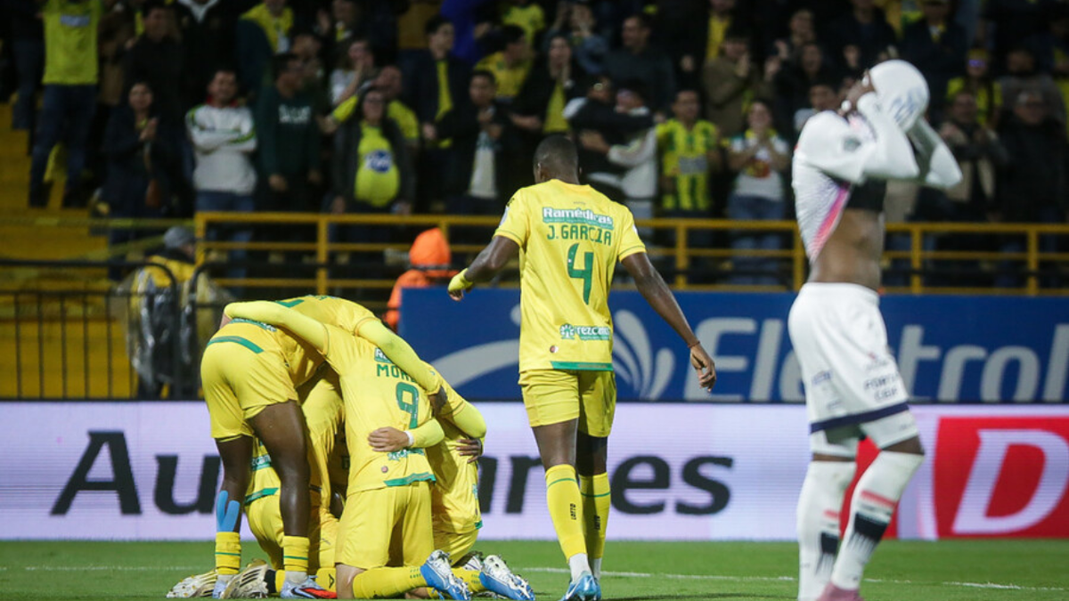 Jugadores de Bucaramanga celebrando frente a Fortaleza