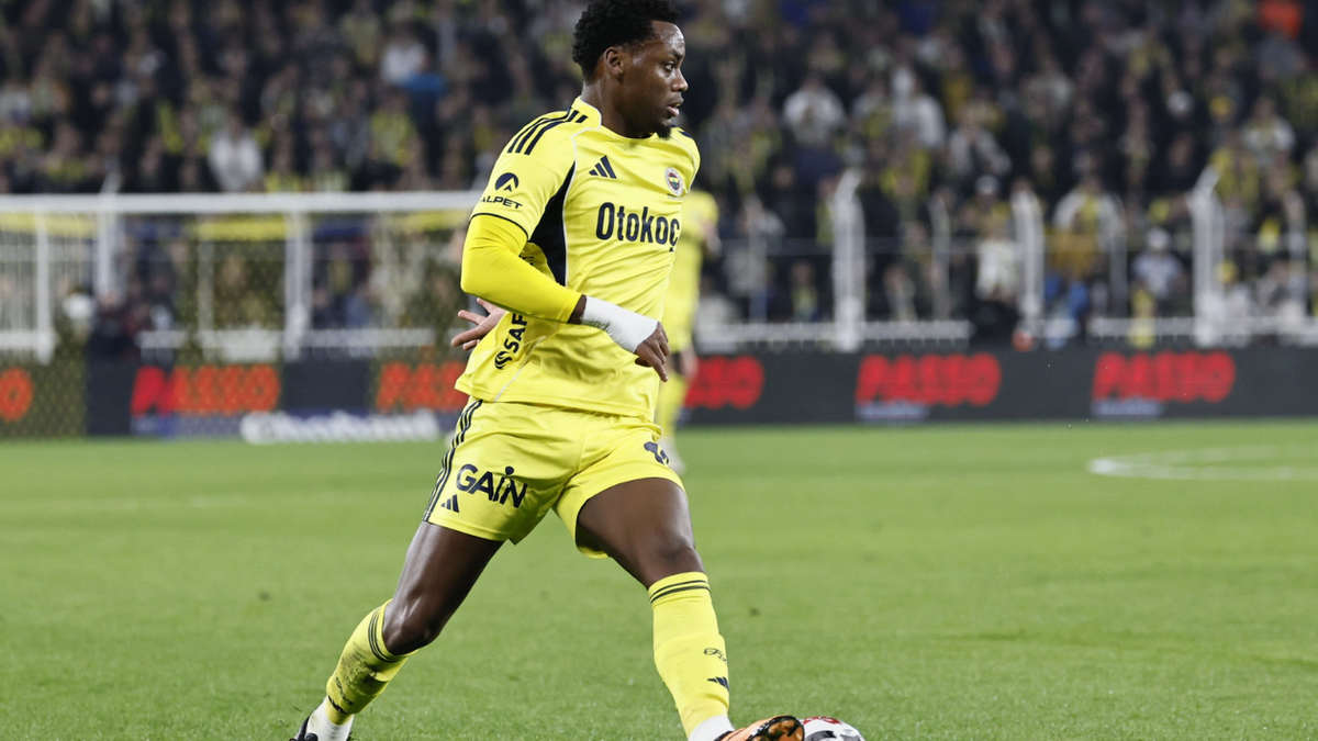 Jhon Durán en partido con el Fenerbahce