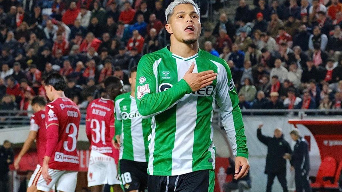 Juan Camilo 'Cucho' Hernández celebra gol con Betis en Copa del Rey