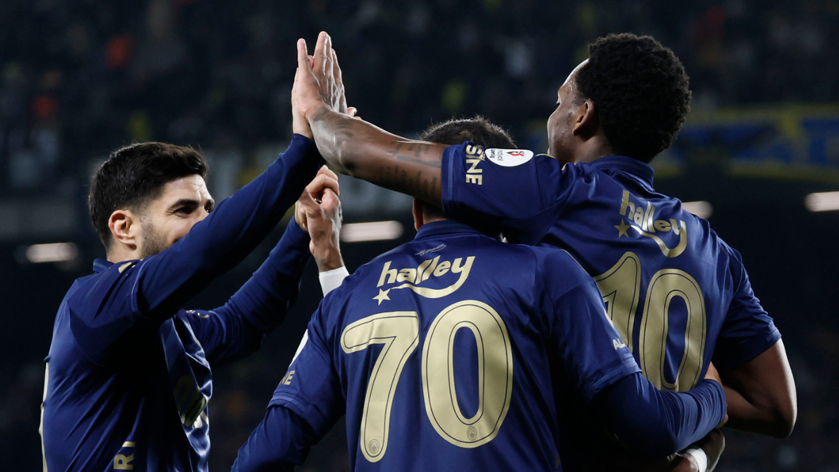 Jhon Jades Durán celebrando su gol con Fenerbahce