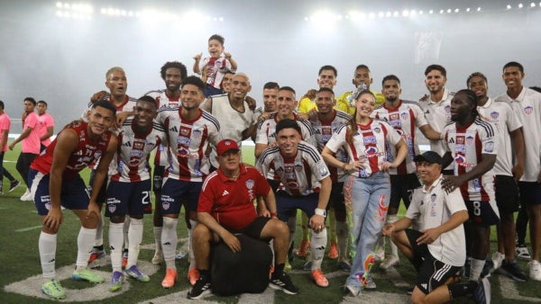 Junior celebra por lo alto el título: cerró el fichaje de una joya del FPC