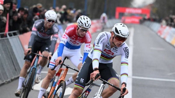 Van der Poel se afianza en Mundial de Ciclocrós: a un punto del líder