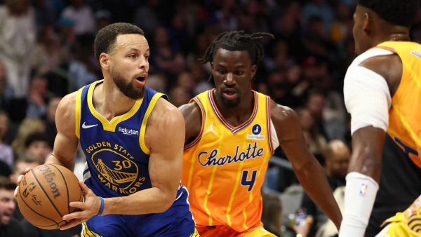 Stephen Curry lideró el triunfo de los Warriors ante Charlotte Hornets
