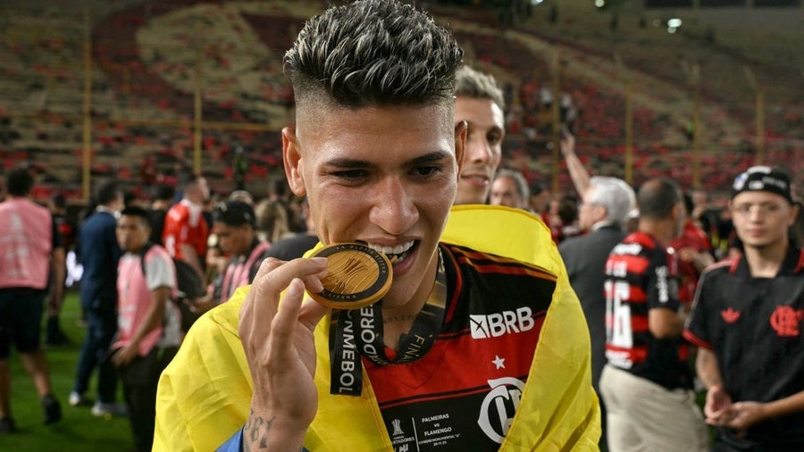 Jorge Carrascal posó con la camiseta de un equipo del FPC