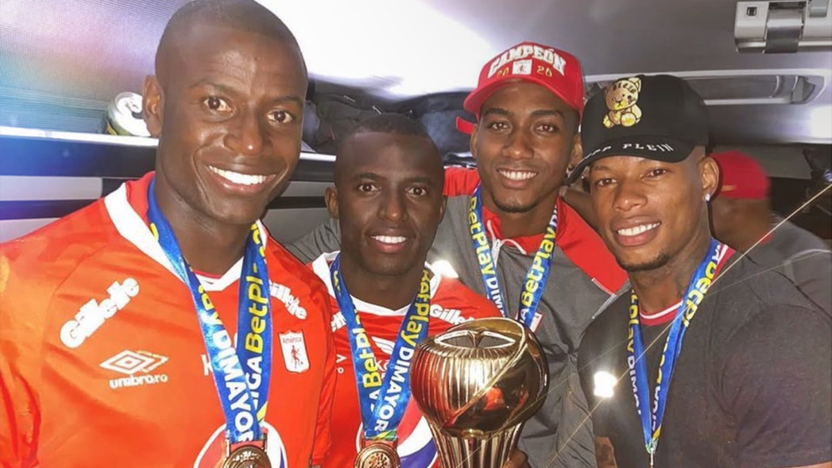 Jugadores del América celebran título de liga