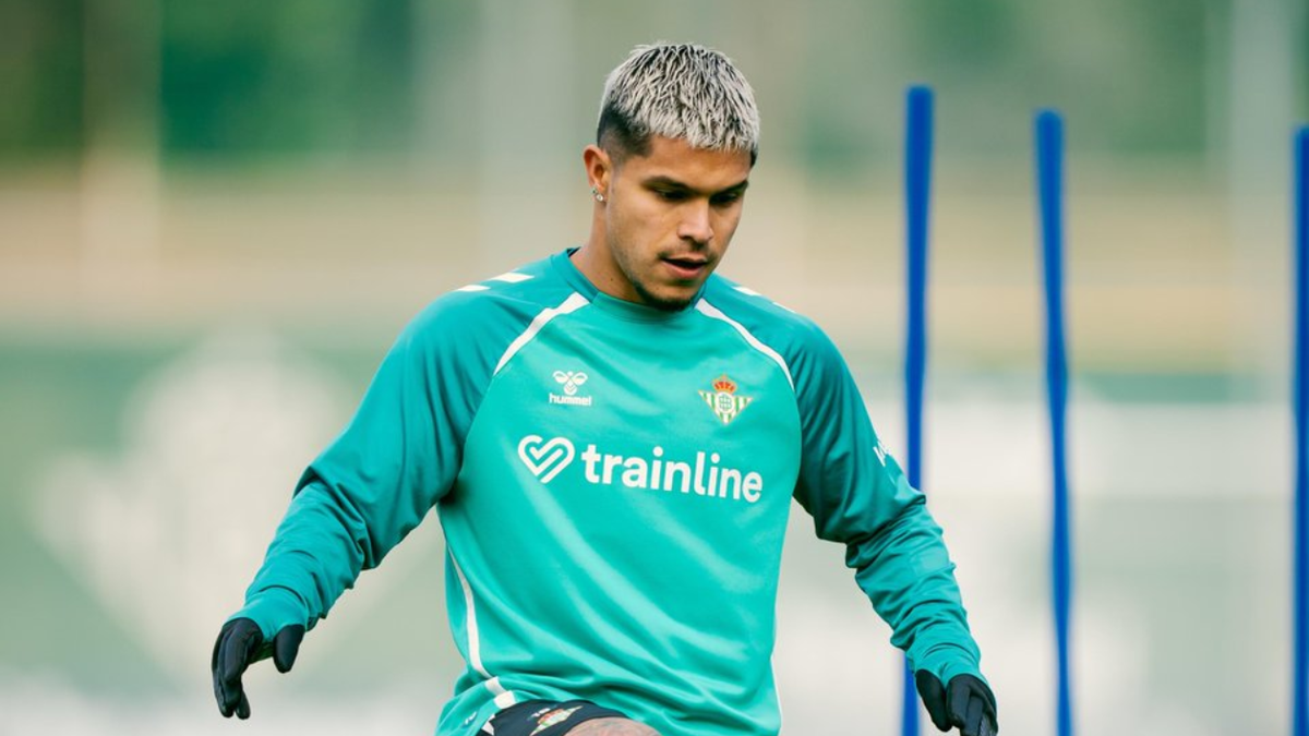 Cucho Hernández entrenando con el Betis