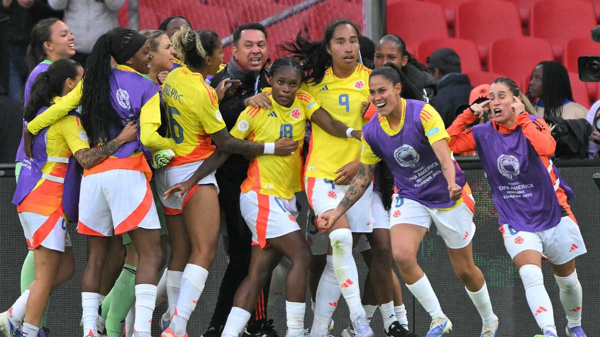 Selección Colombia femenina celebrando un gol