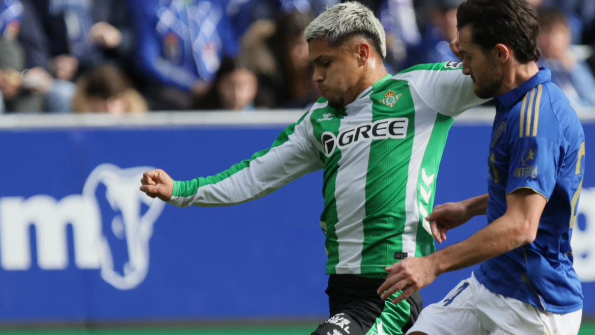 Cucho Hernández jugando contra Oviedo