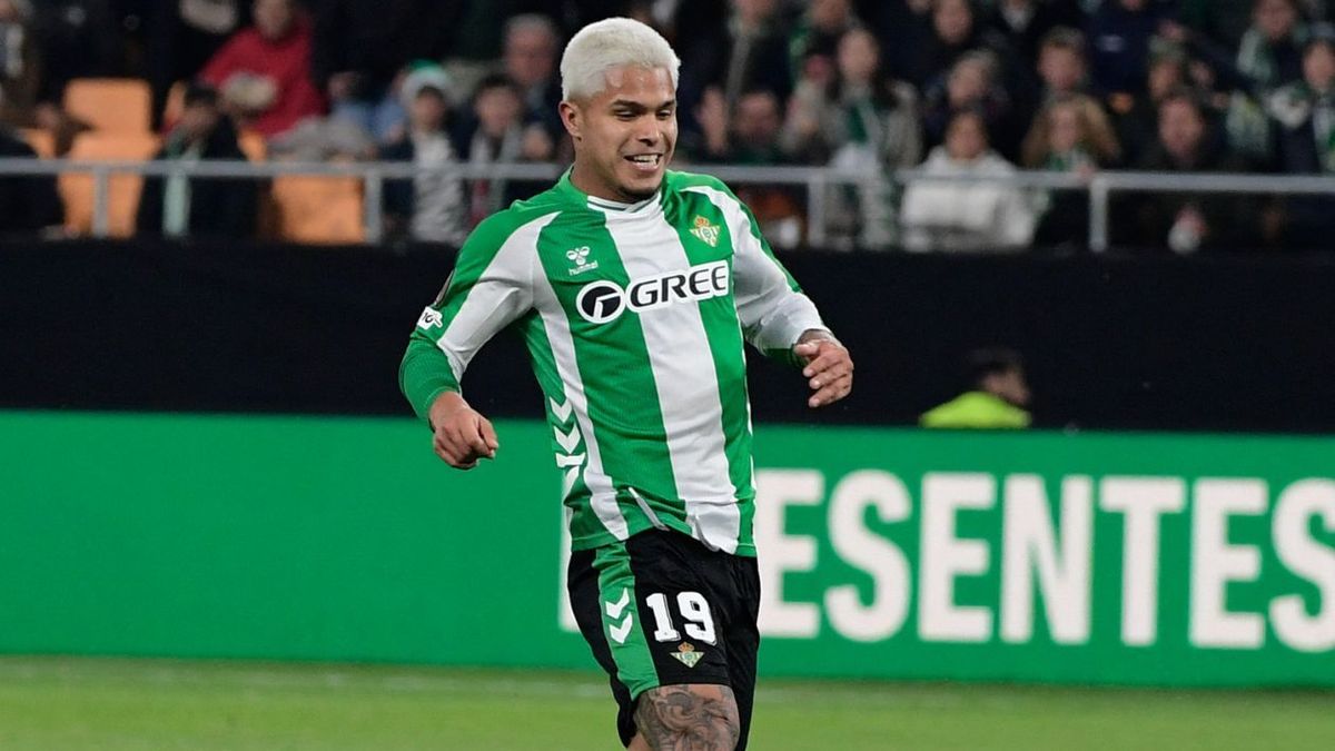 Betis confirmó el tiempo de baja de 'Cucho' Hernández: Alarma en Betis y Colombia