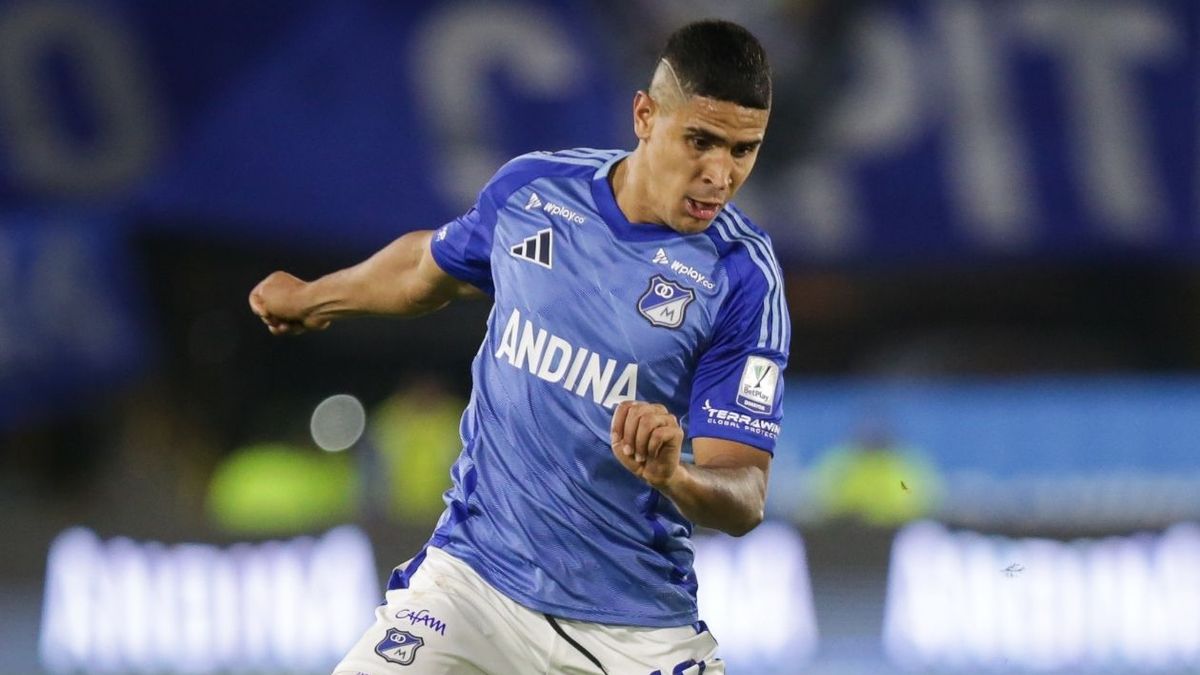 Daniel Cataño se acerca a un equipo del FPC