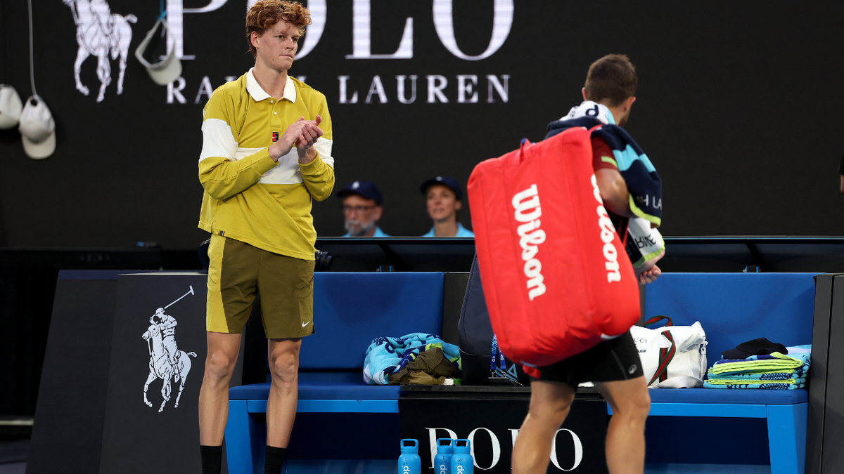 Sinner avanza a la segunda ronda del Australian Open en busca de defender el título