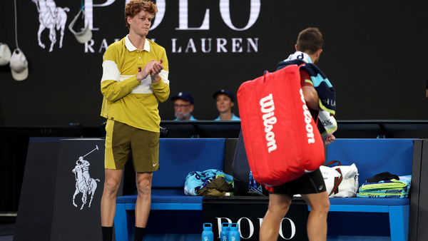 Sinner debuta con victoria en el Australian Open y avanza a segunda ronda