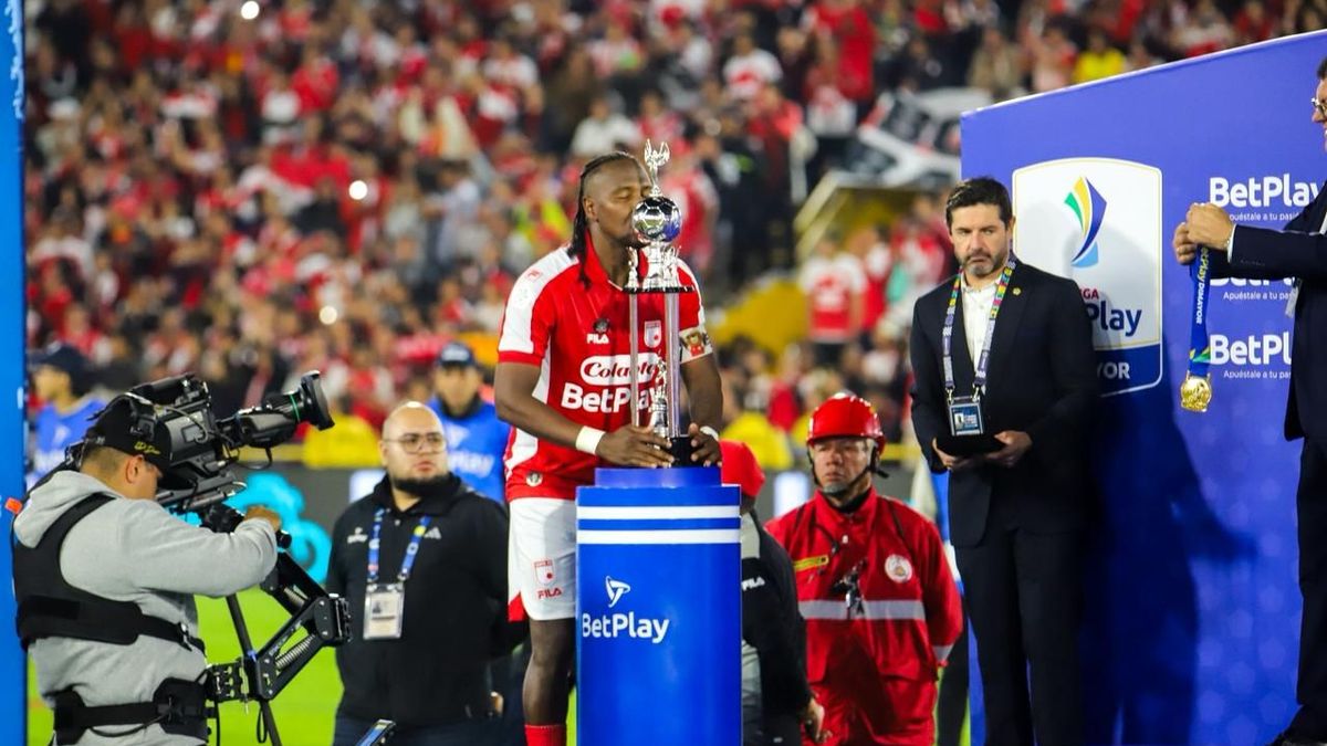 Hugo Rodallega besa la Superliga