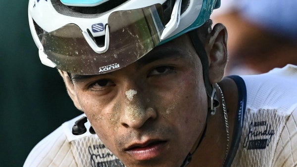 Duro golpe para Santi Buitrago en el Tour Down Under: se aleja el podio