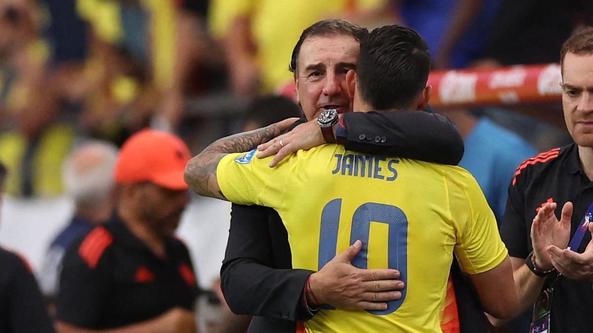 Abrazo de Néstor Lorenzo a James Rodríguez.
