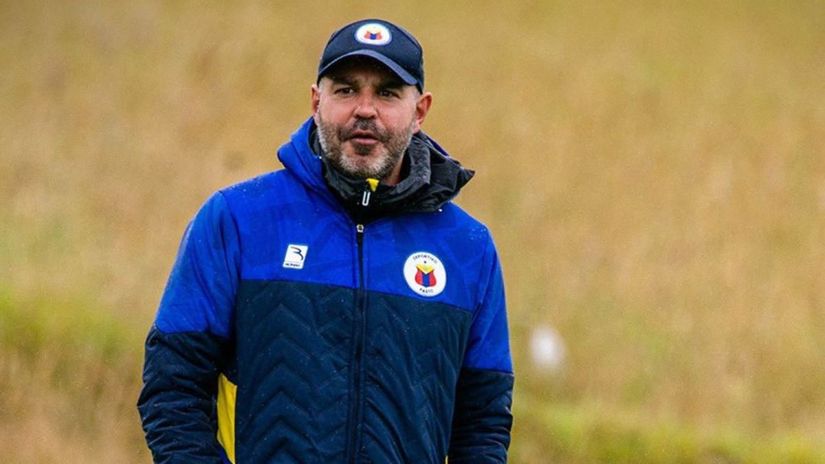 Jonathan Risueño, DT de Pasto, se peleó con periodistas en rueda de prensa