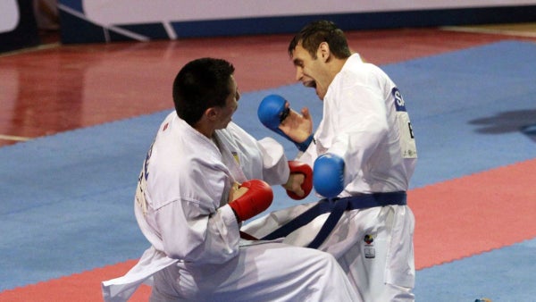 [Video] Deportistas colombianos venden empanadas para financiar su participación en torneos internacionales