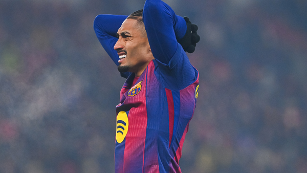 Raphinha enciende las alarmas en Barcelona tras delicada lesión