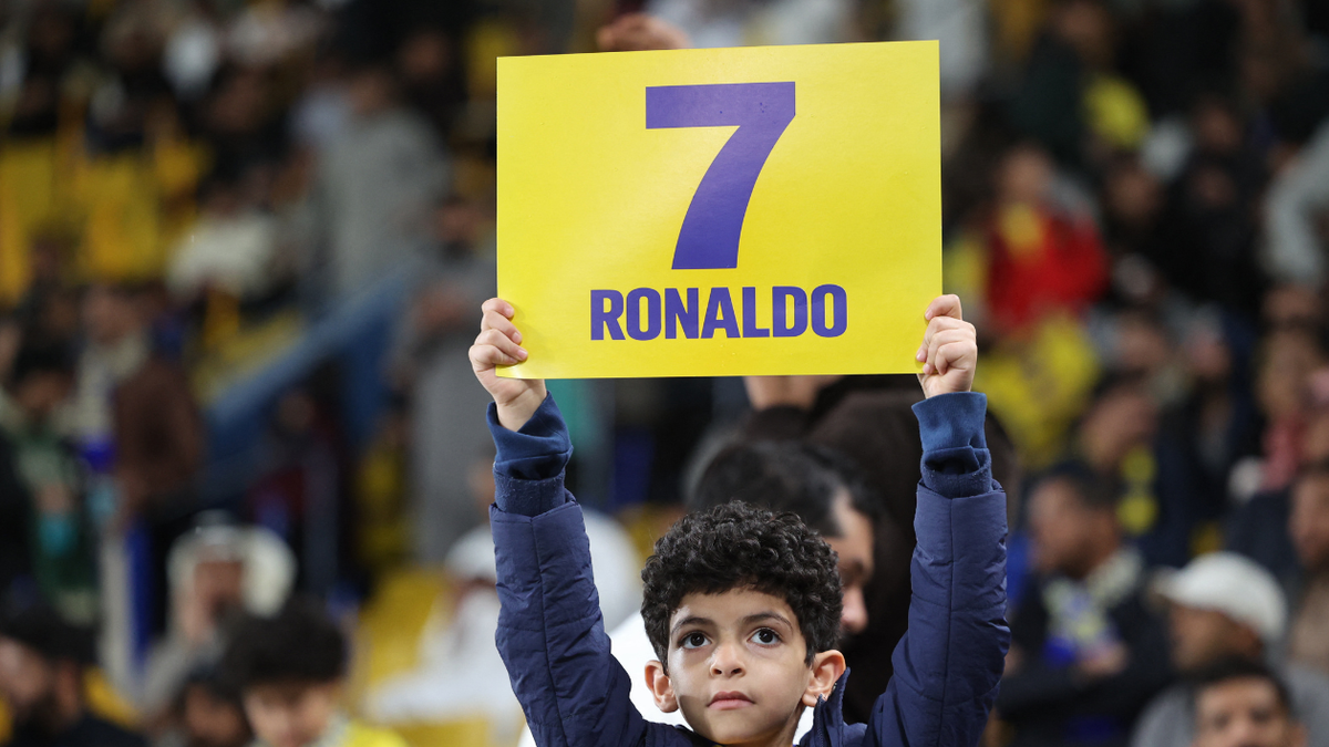 Niño con cartel de Cristiano Ronaldo