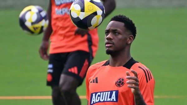 “Jhon Durán tiene que ir al Mundial”: DT colombiano defendió al delantero