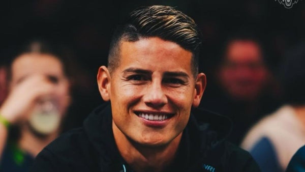 [Video] James Rodríguez acepta desafío de barbero en la calle: ¿cambio de look?