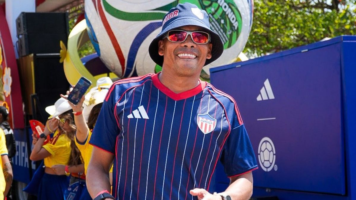 Carlos Bacca presentó la nueva camisa del Junior
