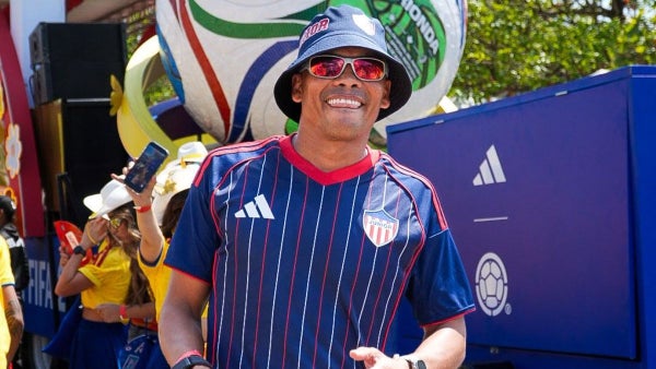 Carlos Bacca fue protagonista en Carnaval de Barranquilla y filtró nueva camiseta de Junior