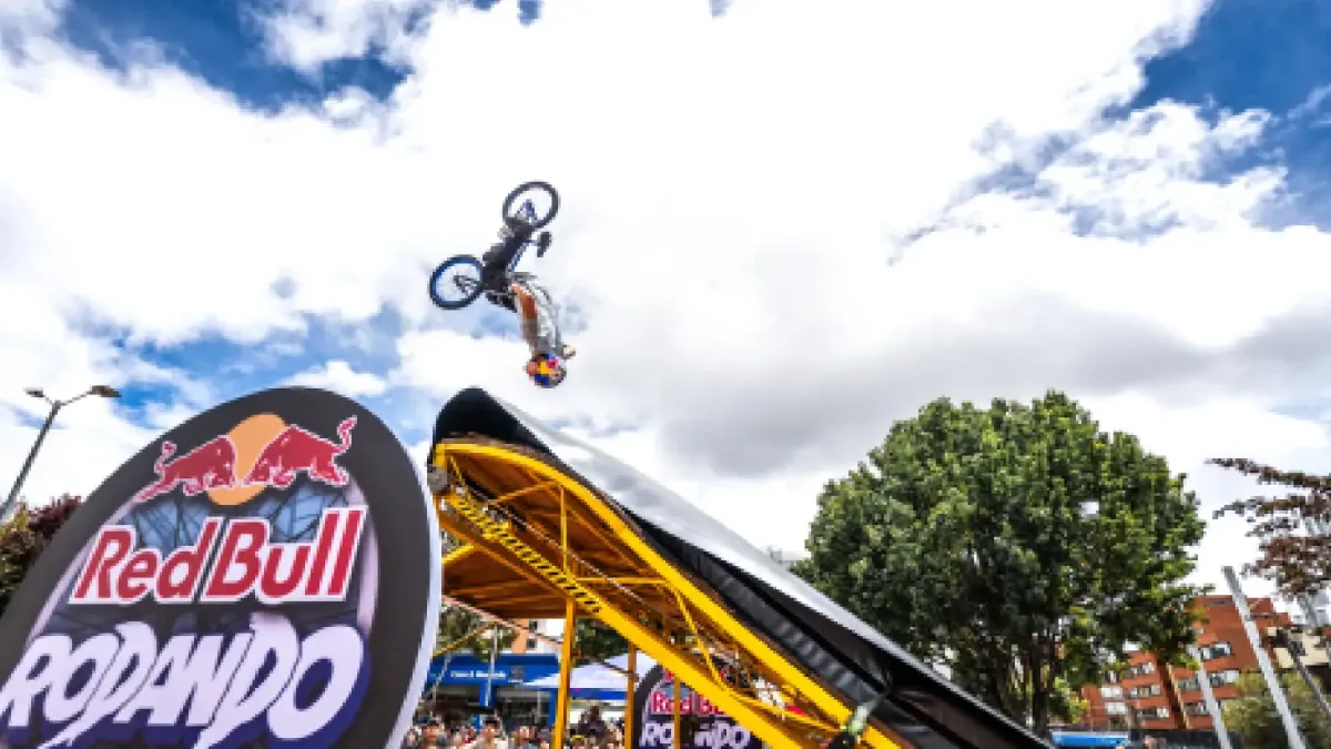 red bull rodando en Bogotá