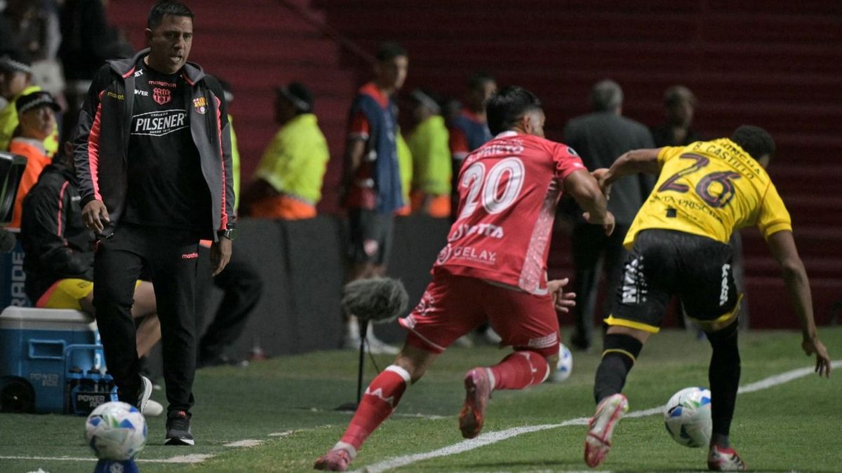 César Farías en Argentinos Juniors vs Barcelona