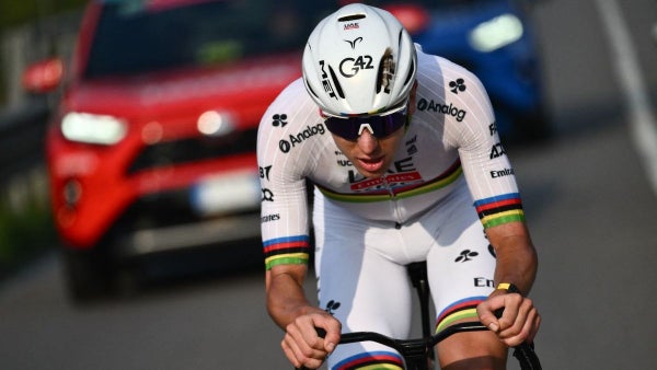 Pogacar sufre duro percance a pocos días de su debut en esta temporada