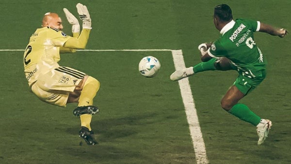 Héroe, salvador y figura: Novoa agradece a Bustos la solidez defensiva