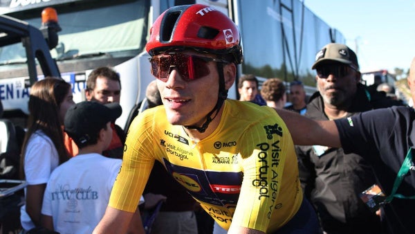 [VIDEO] ¡Caída y retiro de Ayuso! Estremecedoras imágenes en la París Niza