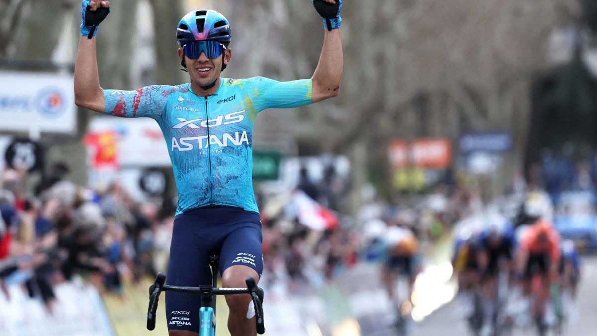 Harold Tejada celebrando la victoria de la etapa 6 en la París Niza.