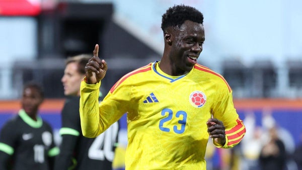 [Foto] Davinson Sánchez llegó a Colombia y se puso la camiseta de un equipo grande