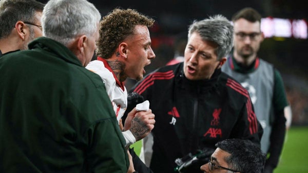 Noche accidentada en Liverpool: jugador se cortó parte del pulgar derecho