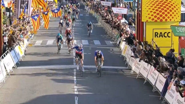 Godon apretó el acelerador y superó a Evenepoel en esprint final de la primera etapa en la Vuelta a Cataluña