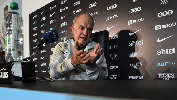 Novedades de la Uruguay de Bielsa para jugar contra Inglaterra y Argelia
