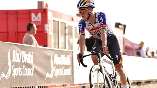 ¿Toque de rueda? Caída de Remco Evenepoel en el final de la Etapa 3 en Cataluña